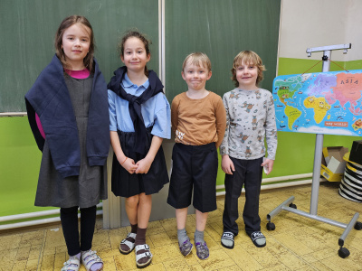 Deti majú na sebe uniformy (chlapci iba spodnú časť) | Zdroj: ZŠ s MŠ Ružindol
