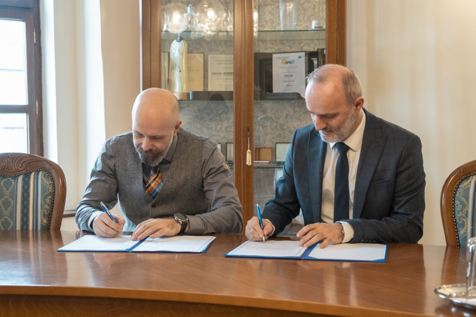 Primátor Peter Bročka a vedúci misie Medzinárodnej organizácie pre migráciu Valon Halimi | Zdroj: Mesto Trnava