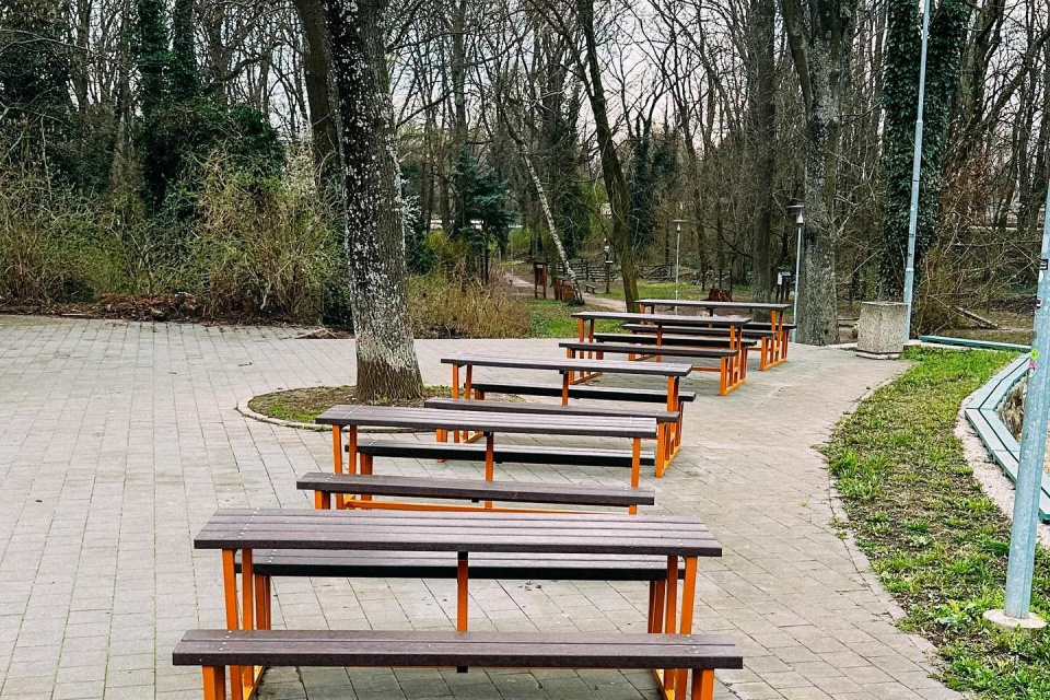 Stoly ožili pod náterom farby | Zdroj: Zaži v Trnave