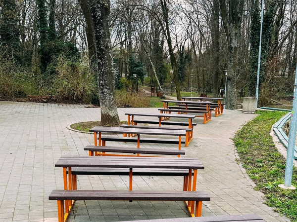 Stoly ožili pod náterom farby | Zdroj: Zaži v Trnave