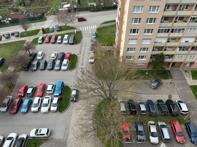 Parkovanie na Jiráskovej ulici z výšky | Zdroj: Karin Talajková, Trnavské rádio
