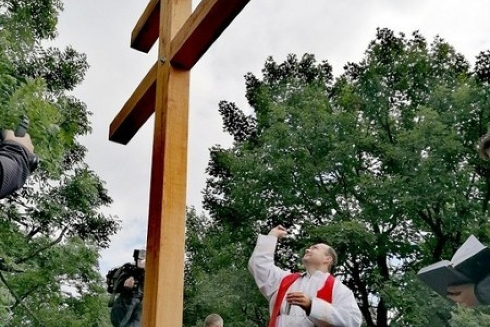 Miesto požehnal smolenický farár Milan Červeňanský | Zdroj: abu.sk