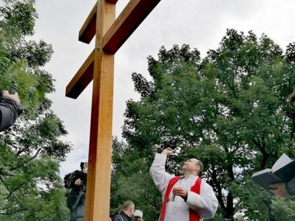 Miesto požehnal smolenický farár Milan Červeňanský | Zdroj: abu.sk