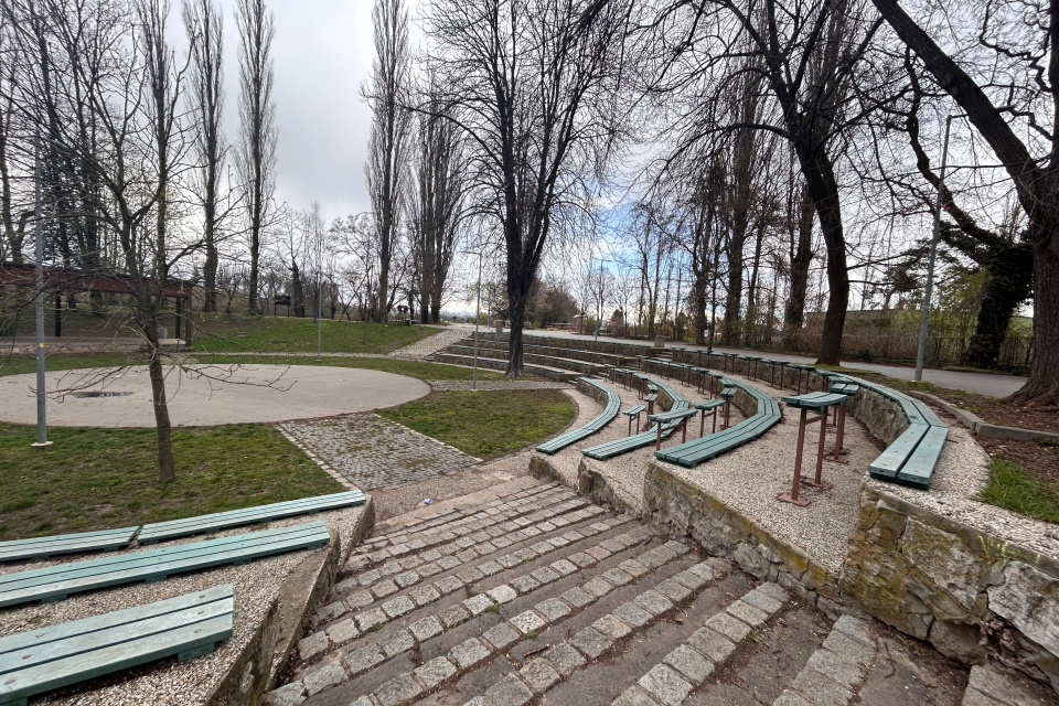 Amfiteáter v Kamennom mlyne má farebnejšie sedenie | Zdroj: Karin Talajková, Trnavské rádio