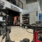 V predajni zoženieme aj funkčné oblečenie | Zdroj: Ground Cycling Store