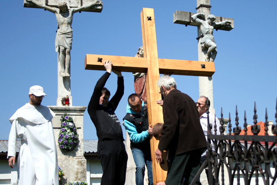 Inštalácia kríža na Kalvárií | Zdroj: TASR