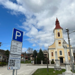 Parkovanie v centre obce je spoplatnené. Potrebné údaje nájdete na tabuliach | Zdroj: Karin Talajková, Trnavské rádio