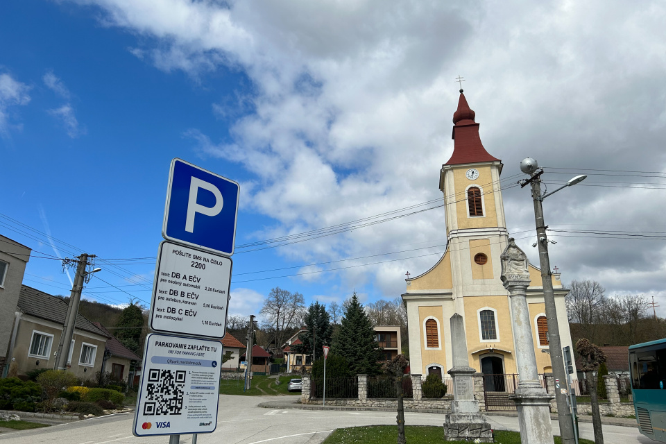 Parkovanie v centre obce je spoplatnené. Potrebné údaje nájdete na tabuliach | Zdroj: Karin Talajková, Trnavské rádio