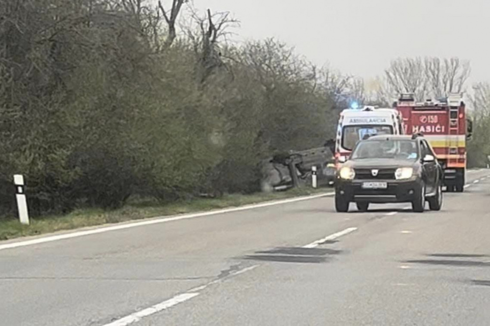 Havária si vyžiadala zásah zdravotníkov aj hasičov. | Foto: Svetlana Vaculková, Dopravný servis SE, SI a okolie, fb