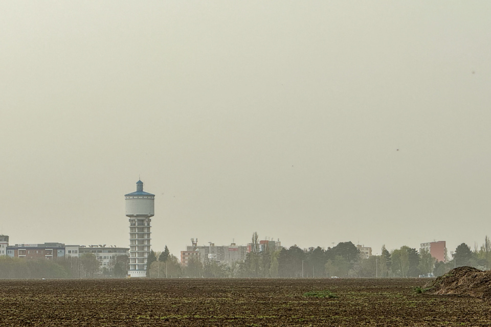 Panoráma Trnavy počas prachovej epizódy 1. apríla 2024. | Foto: Pavol Holý, Trnavské rádio