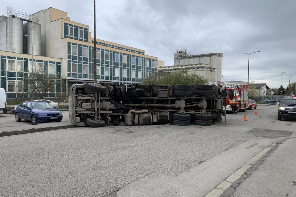 V Senici sa prevrátilo nákladné auto | Zdroj: Dopravný servis SE, SI a okolie