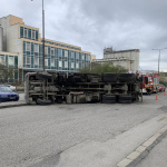 V Senici sa prevrátilo nákladné auto | Zdroj: Dopravný servis SE, SI a okolie