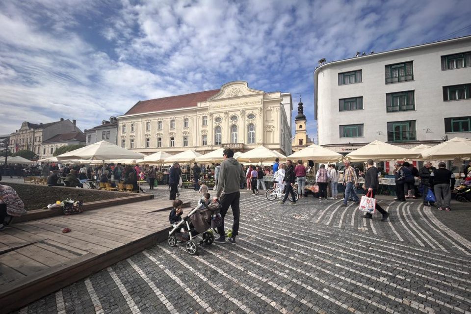 Trh v Trnave sa naplnil ľuďmi | Zdroj: Karin Talajková, Trnavské rádio