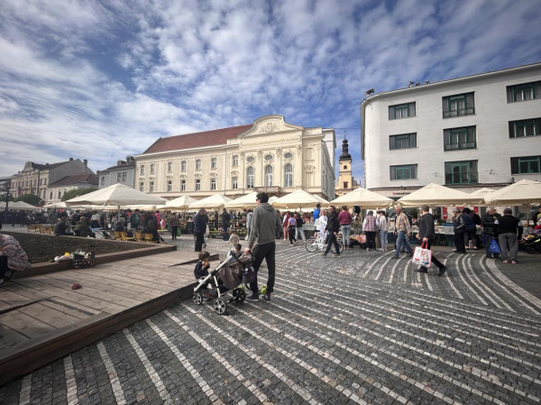 Trh v Trnave sa naplnil ľuďmi | Zdroj: Karin Talajková, Trnavské rádio