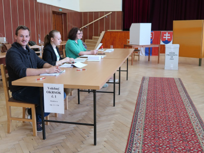 Volebná miestnosť v Radošovciach | Zdroj: TASR