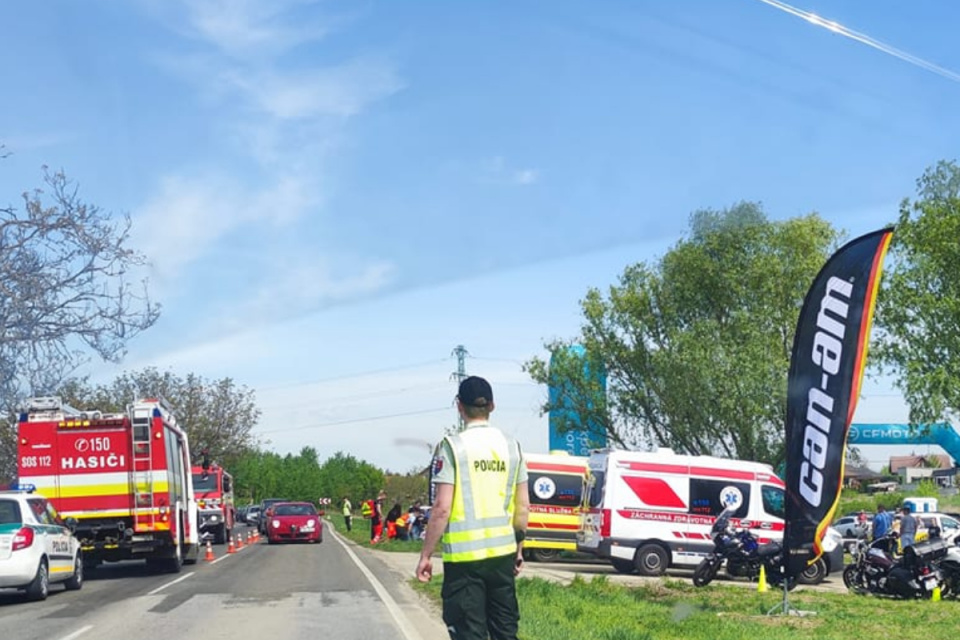 Pár na motorke mal údajne skončiť na pozorovaní v nemocnici. | Foto: Marek Urbanec, Dopravný servis - okres Piešťany a okolie