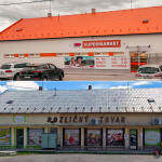 Vynovená COOP Jednota v Hrnčiarovciach nad Parnou. Kedysi a dnes. Oranžová strecha je neprehliadnuteľná. | Foto: Pavol Holý, Trnavské rádio, Street View