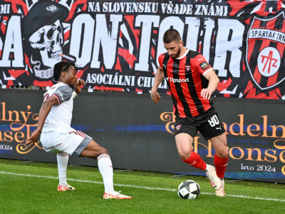 Hráč Trnavy Adrian Zeljkovič a hráč Podbrezovej Ridwan Sanusi | Foto: TASR/Lukáš Grinaj
