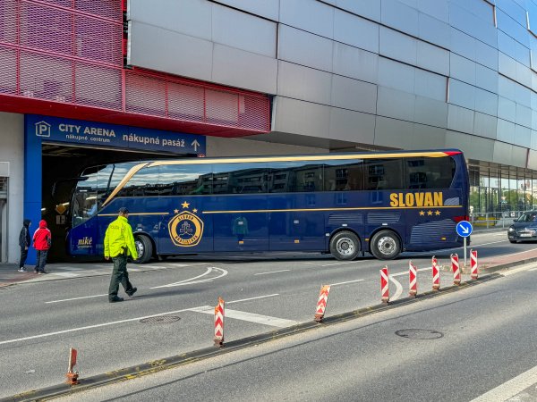 Autobus s hráčmi Slovana je už na ŠAM. | Foto: ph, Trnavské rádio