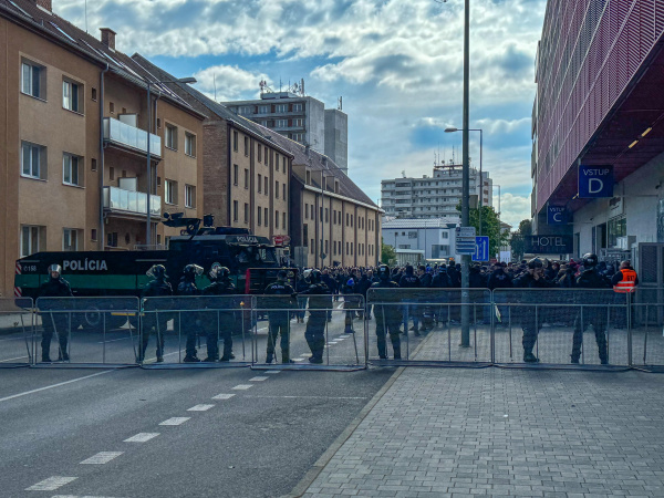 Fanúšikov ŠK Slovan Bratislava sprevádzajú policajti. | Foto: Pavol Holý, red.