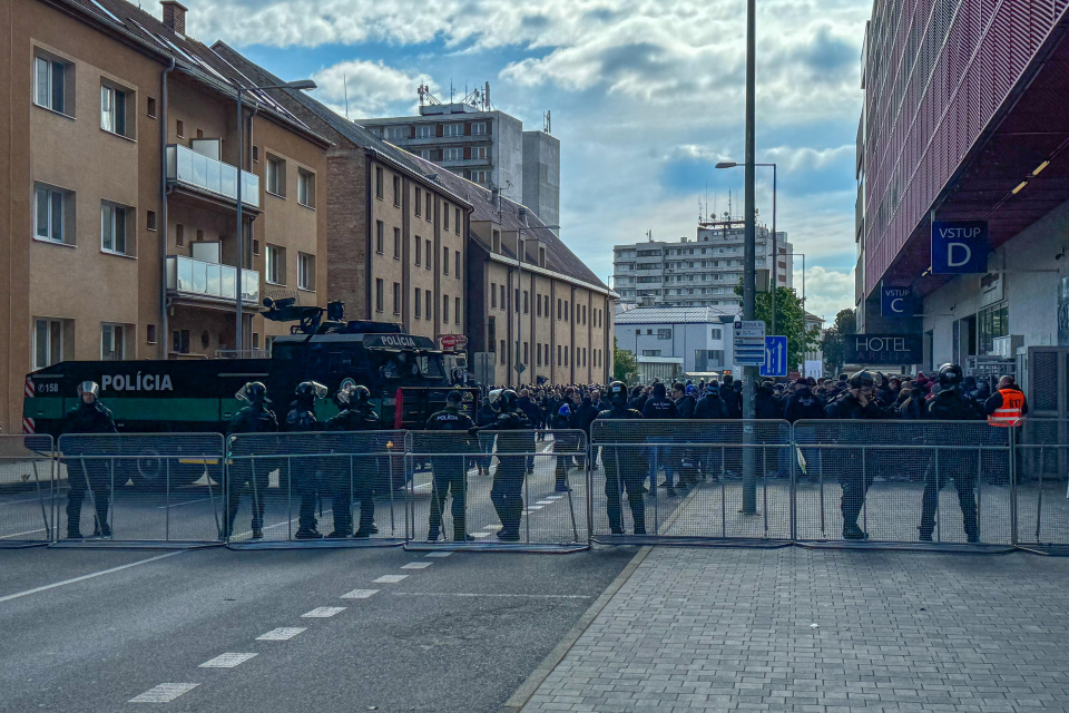 Fanúšikov ŠK Slovan Bratislava sprevádzajú policajti. | Foto: Pavol Holý, red.