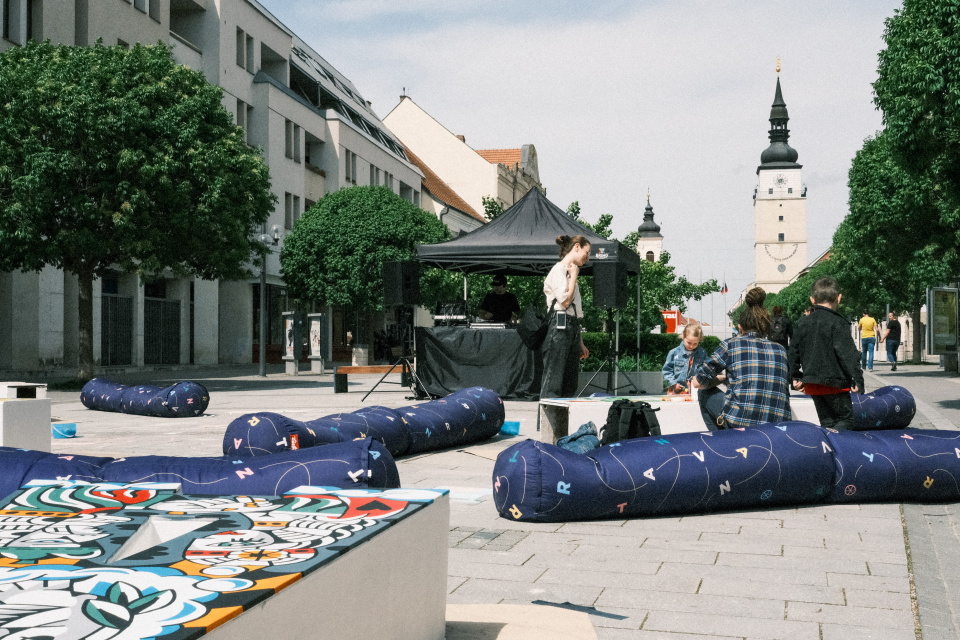 Umelci hešteg #TRNAVA tvorili priamo na ulici (28. apríla 2024). | Foto: dv