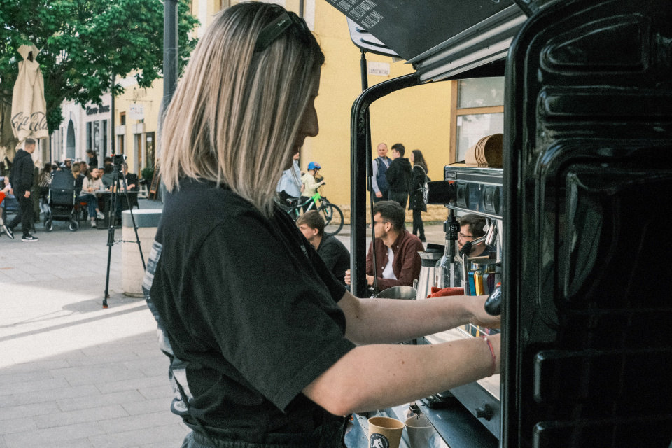 Káva na ulici od Fefe Cafe (28. apríla 2024). | Foto: dv