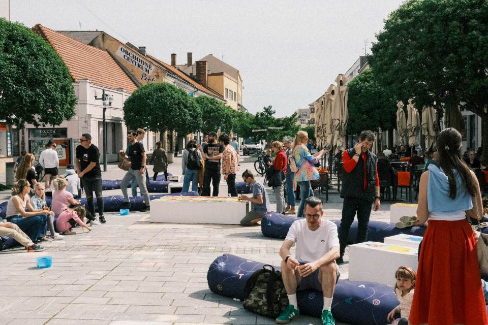 Umelci hešteg #TRNAVA tvorili priamo na ulici (28. apríla 2024). | Foto: dv