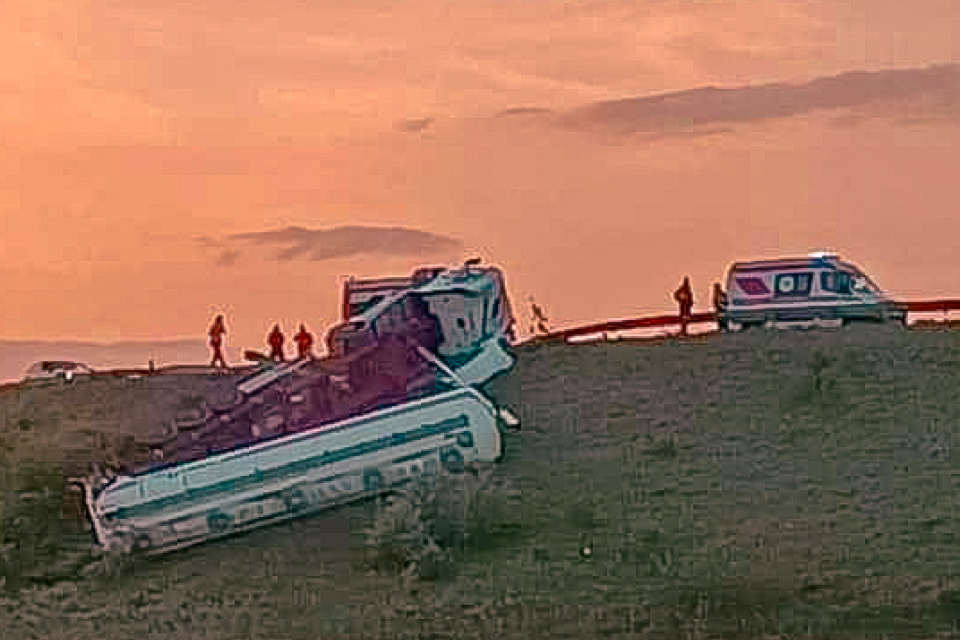 Prevrátený kamión na výjazde z Trstínskej na obchvate Trnavy. | Zdroj: M. Szabová