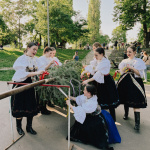 Dievčatá v krojoch zdobili máj | Foto: Zuzana Benková, Trnavské rádio