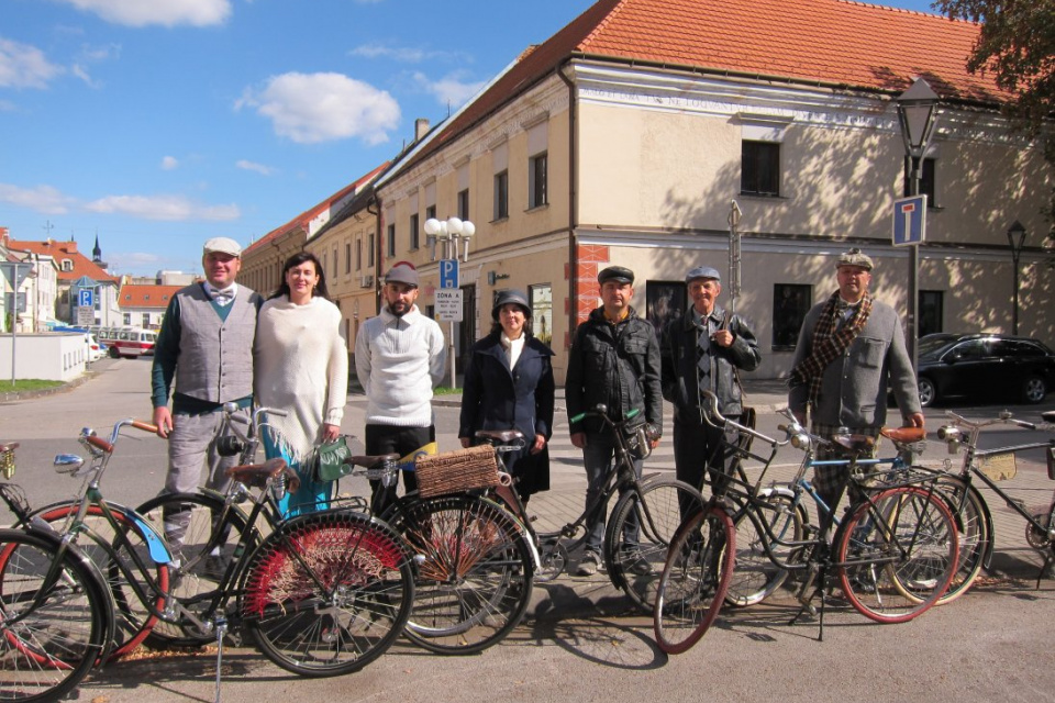 Centrom prefrčia historické bicykle | Foto: tyrnaviavelo