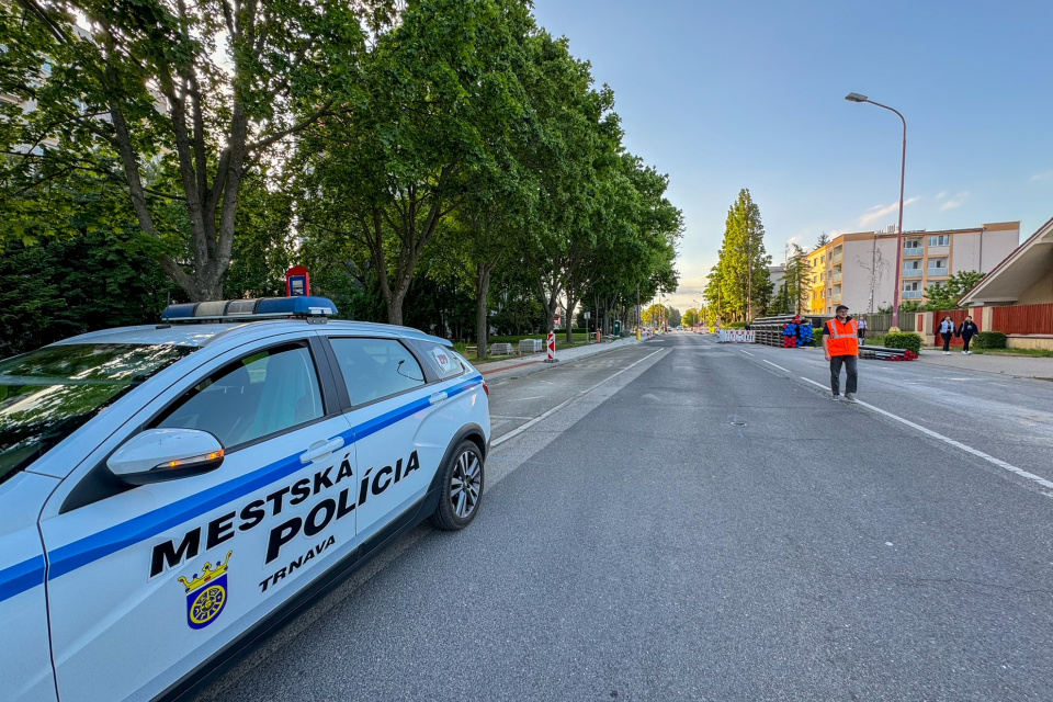 Policajti odkláňali dooravu už dnes pred 18.00 hidinou. | Foto: Dušan Vančo