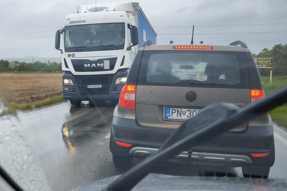 Medzi Vrbovým a Krakovanmi riešia nehodu kamiónov | Zdroj: Dopravný servis - Piešťany a okolie