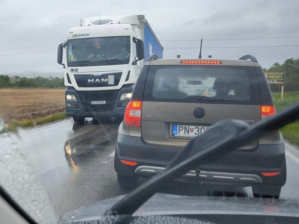 Medzi Vrbovým a Krakovanmi riešia nehodu kamiónov | Zdroj: Dopravný servis - Piešťany a okolie