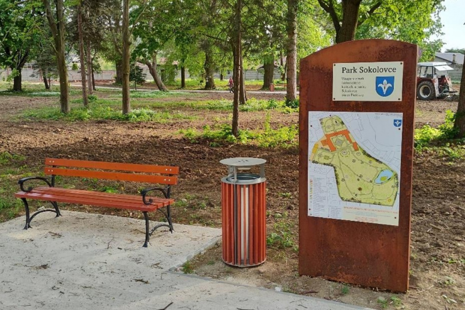 Informačná tabuľa v parku | Zdroj: Obec Sokolovce