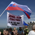 Počas ceremoniálu sa ukúzali aj protestujúci | Foto: Radovan Stoklasa