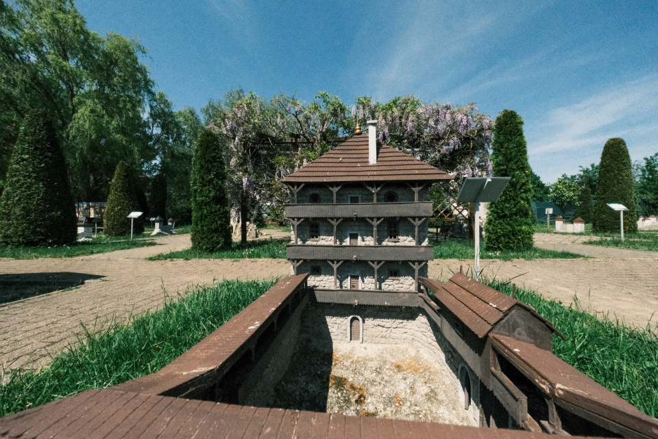 Detail stavby v pozadí s rozkvitnutou vistériou, ktorú v týchto dňoch obletujú včely. | Foto: dv, Trnavské rádio