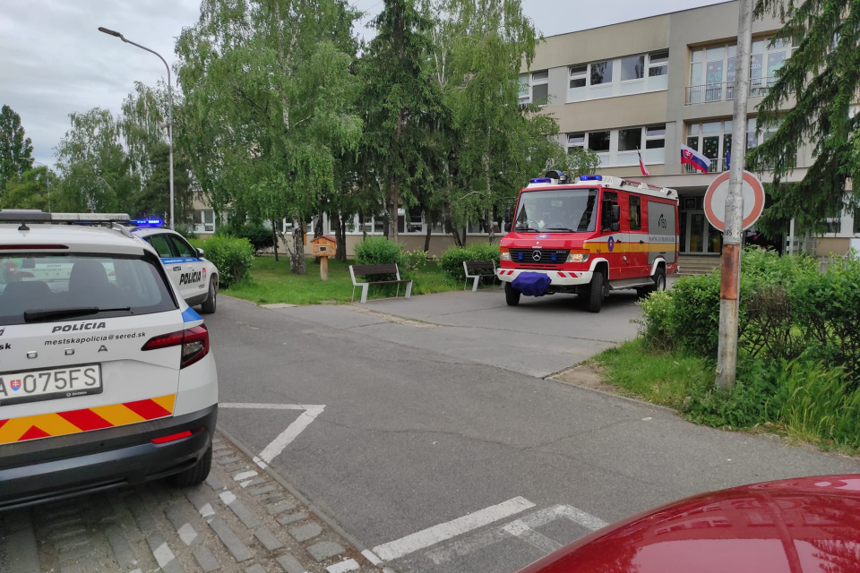 Polícia zasahuje v Seredi pre bombovú hrozbu | Zdroj: Mestská polícia Sereď