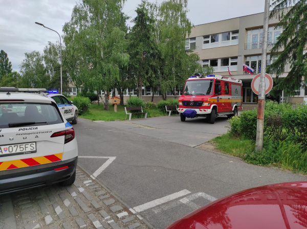 Polícia zasahuje v Seredi pre bombovú hrozbu | Zdroj: Mestská polícia Sereď
