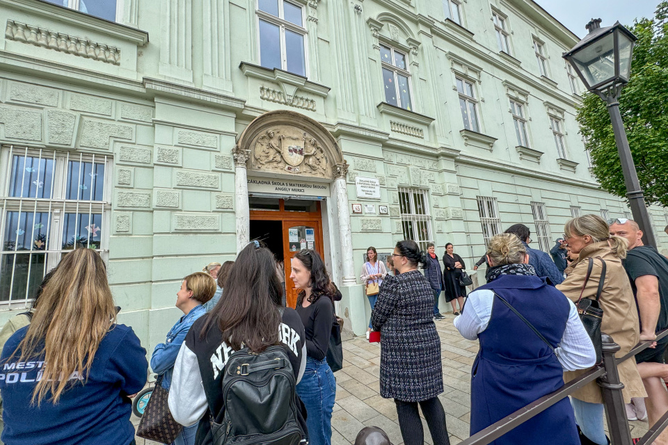 Rodičia čakajúci na svoje deti v centre Trnavy pri škole Angely Merici | Zdroj: Pavol Holý, Trnavské rádio
