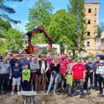 Dobrovoľníci pri obnove parku | Zdroj: Obec Sokolovce