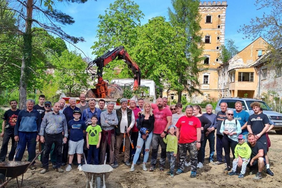 Dobrovoľníci pri obnove parku | Zdroj: Obec Sokolovce