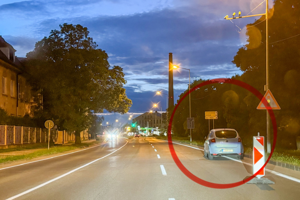 Pokazené auto na Hospodárskej ulici v Trnave. | Foto: Dopravný servis Trnavského rádia