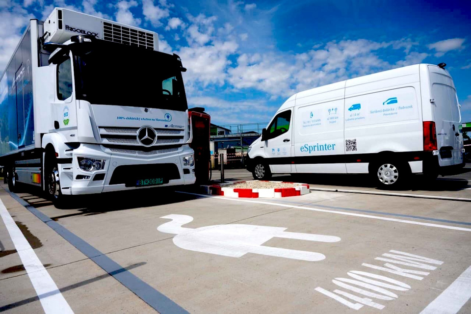 Prvá nabíjačka pre elektrické kamióny na Slovensku je otvorená v Modranke pri Trnave. | Zdroj: ZSE