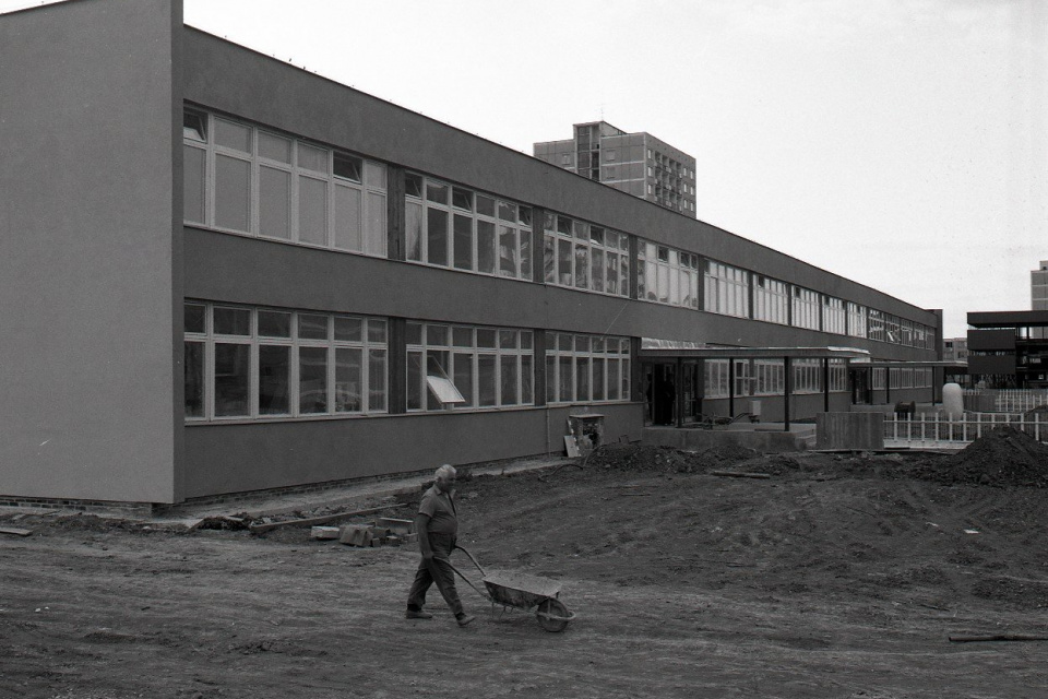 Budúca nová 26 triedna základná škola na sídlisku Linčianska II. v Trnave. Snímka z augusta 1985. | Foto: Štefan Petráš, ČSTK, licencia na použite: Trnavské rádio 