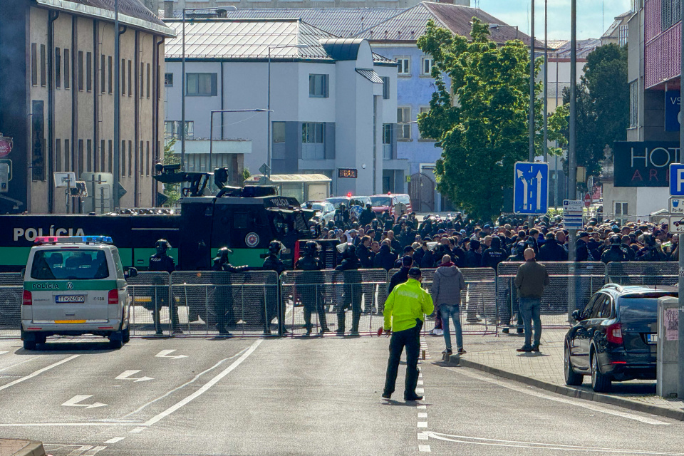 Uzavretá ulica v Trnave. Dôvodom bolo tradičné futbalové derby. | Foto: Pavol Holý, Trnavské rádio