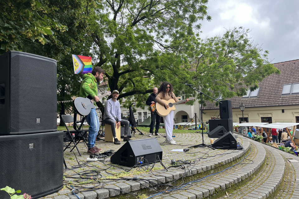 Na kamennom pódiu na striedajú kapely | Foto: Alexandra Štofirová, Trnavské rádio 