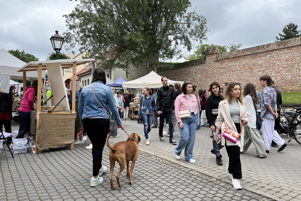 Centrum je zaplnené návštevníkmi a trhovníkmi | Foto: Alexandra Štofirová, Trnavské rádio 