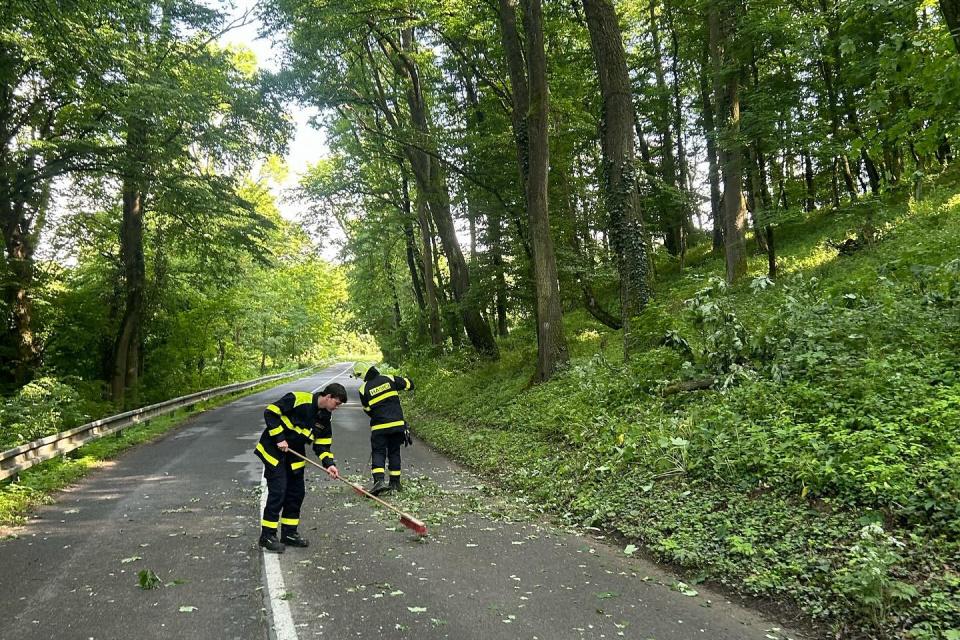 Po zásahu treba cestu aj pozametať | Zdroj: DHZ Dobrá Voda