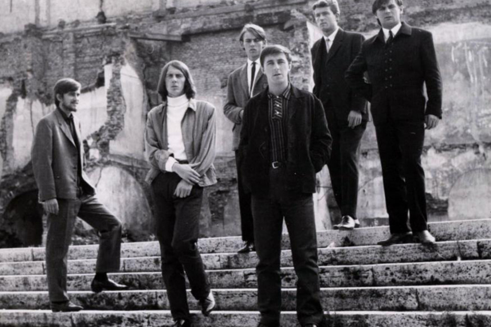 The Breakers na námestí, júl 1966, zľava: Marian Remenár, Peter Bonzo Radványi, Fero Bartoš, Marián Mike Kramár, manažér skupiny Peter Horváth, Laco Bartoš | Foto: NZR, archív BR
